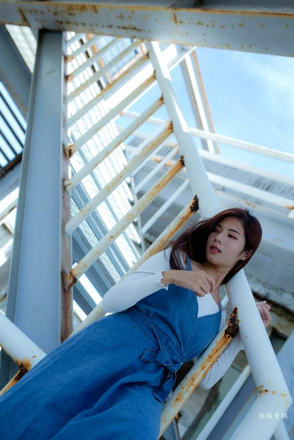 方唯真 Chubby唯真  台湾正妹方唯真户外工业风清新写真，甜美气质女神优雅牛仔吊带裙私房生活照第13张图片