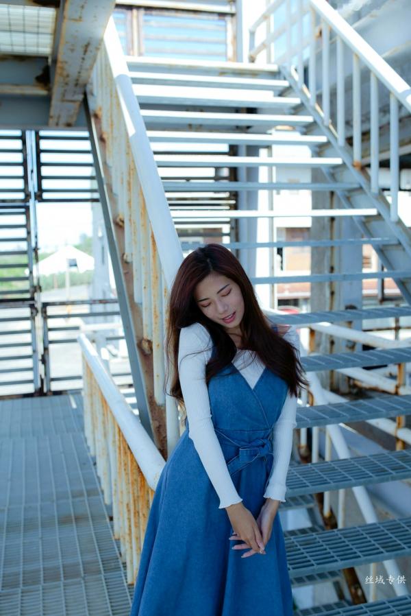 方唯真 Chubby唯真  台湾正妹方唯真户外工业风清新写真，甜美气质女神优雅牛仔吊带裙私房生活照第15张图片