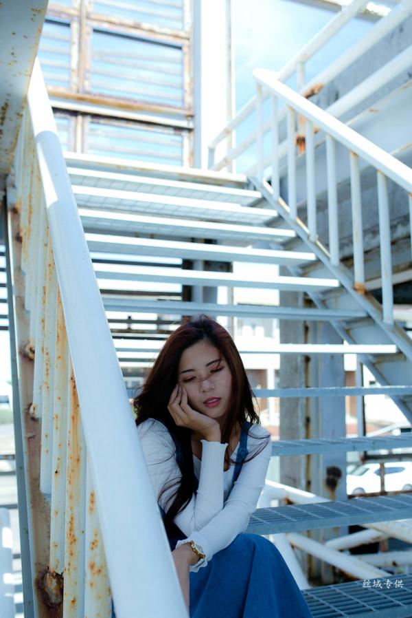 方唯真 Chubby唯真  台湾正妹方唯真户外工业风清新写真，甜美气质女神优雅牛仔吊带裙私房生活照第16张图片