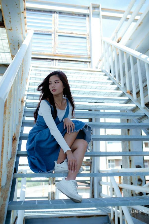方唯真 Chubby唯真  台湾正妹方唯真户外工业风清新写真，甜美气质女神优雅牛仔吊带裙私房生活照第18张图片