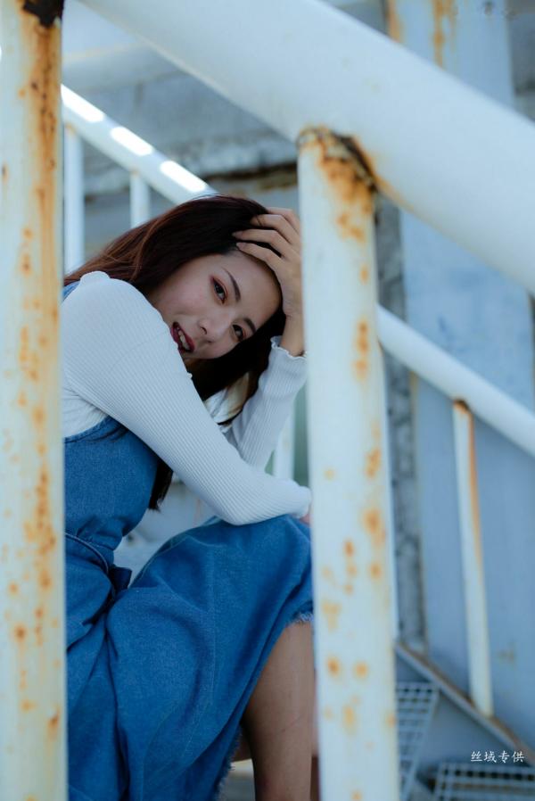 方唯真 Chubby唯真  台湾正妹方唯真户外工业风清新写真，甜美气质女神优雅牛仔吊带裙私房生活照第19张图片