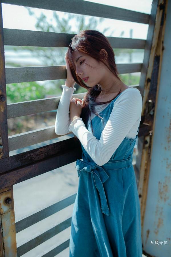方唯真 Chubby唯真  台湾正妹方唯真户外工业风清新写真，甜美气质女神优雅牛仔吊带裙私房生活照第28张图片