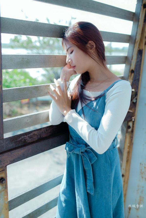 方唯真 Chubby唯真  台湾正妹方唯真户外工业风清新写真，甜美气质女神优雅牛仔吊带裙私房生活照第29张图片