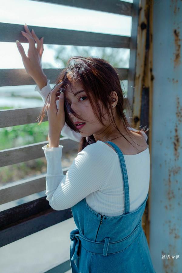方唯真 Chubby唯真  台湾正妹方唯真户外工业风清新写真，甜美气质女神优雅牛仔吊带裙私房生活照第32张图片