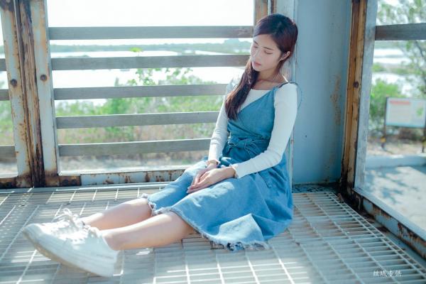 方唯真 Chubby唯真  台湾正妹方唯真户外工业风清新写真，甜美气质女神优雅牛仔吊带裙私房生活照第35张图片