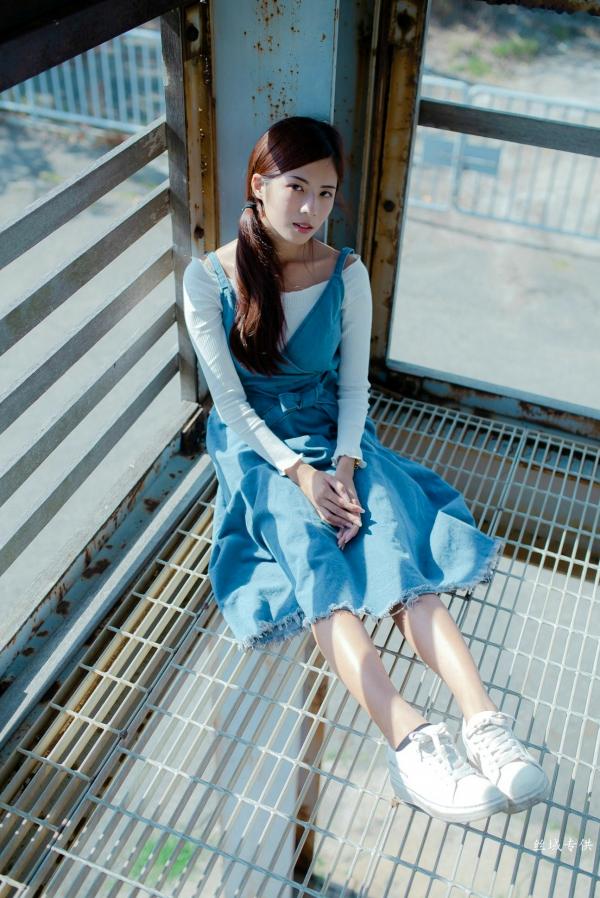 方唯真 Chubby唯真  台湾正妹方唯真户外工业风清新写真，甜美气质女神优雅牛仔吊带裙私房生活照第36张图片