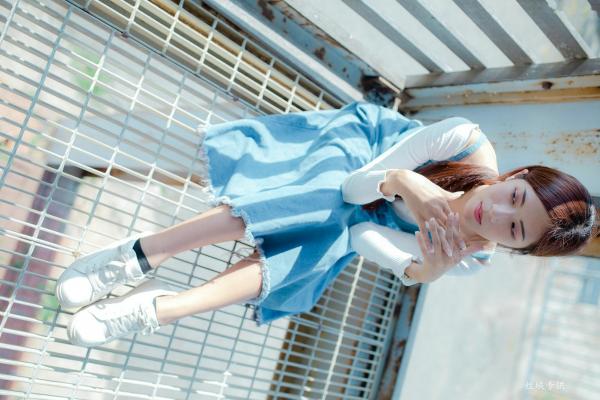 方唯真 Chubby唯真  台湾正妹方唯真户外工业风清新写真，甜美气质女神优雅牛仔吊带裙私房生活照第38张图片