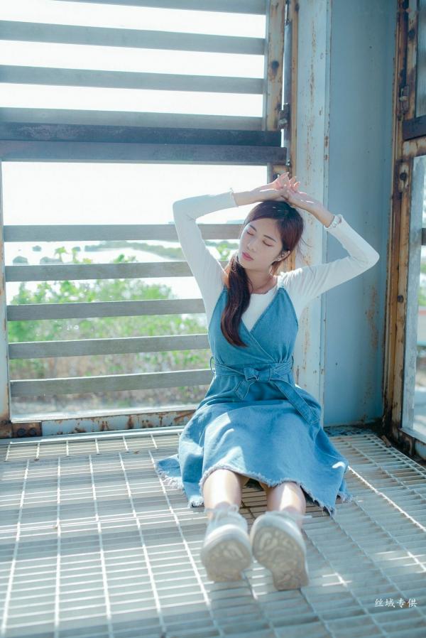 方唯真 Chubby唯真  台湾正妹方唯真户外工业风清新写真，甜美气质女神优雅牛仔吊带裙私房生活照第40张图片