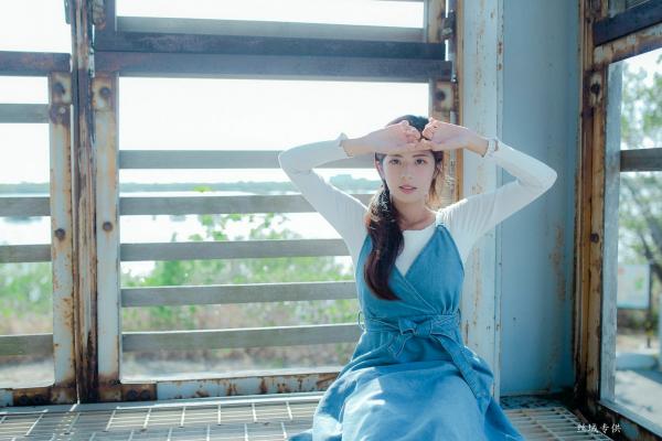 方唯真 Chubby唯真  台湾正妹方唯真户外工业风清新写真，甜美气质女神优雅牛仔吊带裙私房生活照第41张图片