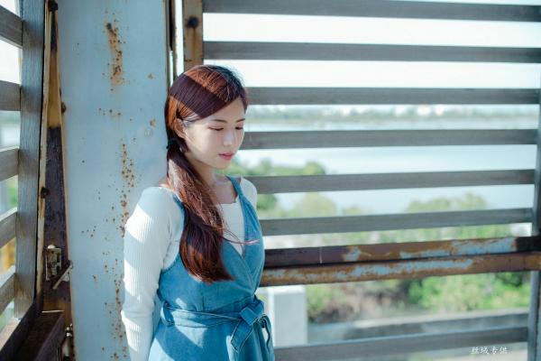 方唯真 Chubby唯真  台湾正妹方唯真户外工业风清新写真，甜美气质女神优雅牛仔吊带裙私房生活照第42张图片
