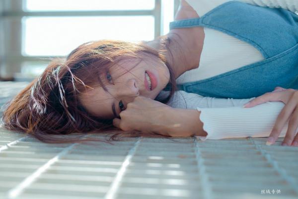 方唯真 Chubby唯真  台湾正妹方唯真户外工业风清新写真，甜美气质女神优雅牛仔吊带裙私房生活照第45张图片
