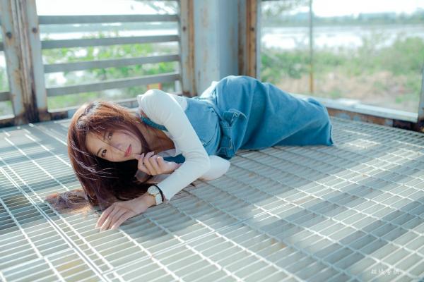 方唯真 Chubby唯真  台湾正妹方唯真户外工业风清新写真，甜美气质女神优雅牛仔吊带裙私房生活照第46张图片