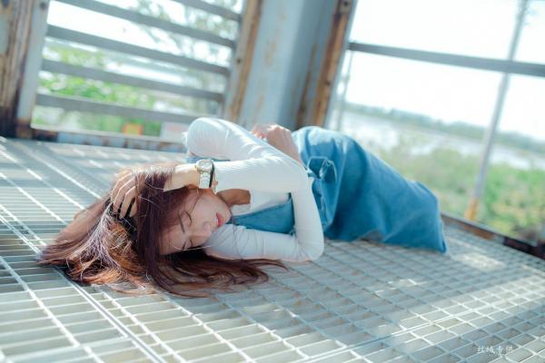 方唯真 Chubby唯真  台湾正妹方唯真户外工业风清新写真，甜美气质女神优雅牛仔吊带裙私房生活照第47张图片
