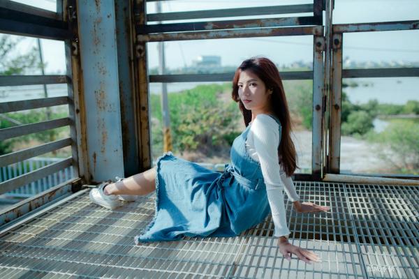 方唯真 Chubby唯真  台湾正妹方唯真户外工业风清新写真，甜美气质女神优雅牛仔吊带裙私房生活照第49张图片