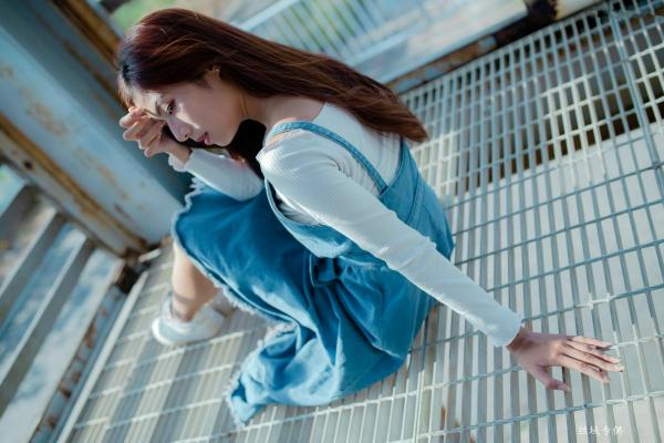 方唯真 Chubby唯真  台湾正妹方唯真户外工业风清新写真，甜美气质女神优雅牛仔吊带裙私房生活照第51张图片