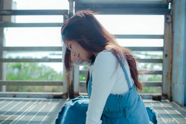 方唯真 Chubby唯真  台湾正妹方唯真户外工业风清新写真，甜美气质女神优雅牛仔吊带裙私房生活照第52张图片