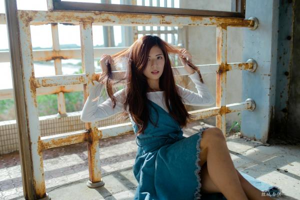 方唯真 Chubby唯真  台湾正妹方唯真户外工业风清新写真，甜美气质女神优雅牛仔吊带裙私房生活照第53张图片