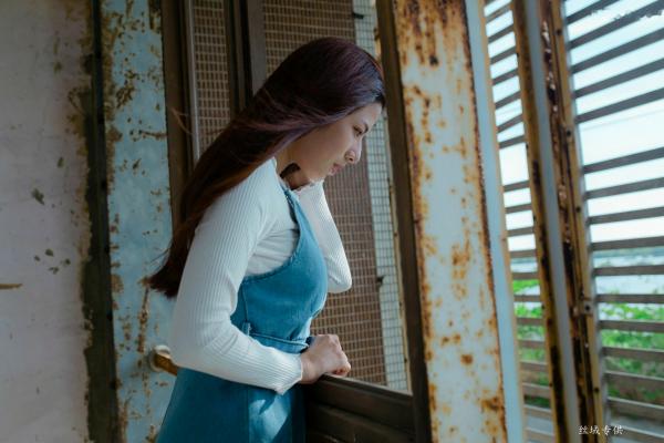 方唯真 Chubby唯真  台湾正妹方唯真户外工业风清新写真，甜美气质女神优雅牛仔吊带裙私房生活照第55张图片