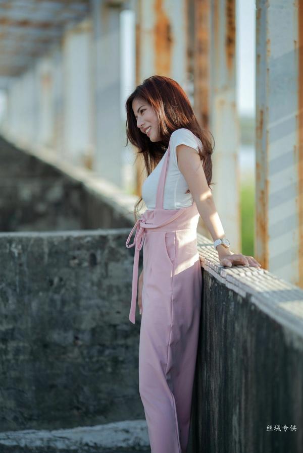 方唯真 Chubby唯真  台湾正妹_ 方唯真《吊带裤+校服系列》清新户外治愈写真，青春元气少女制服诱惑，气质甜美迷人，[63P]第9张图片