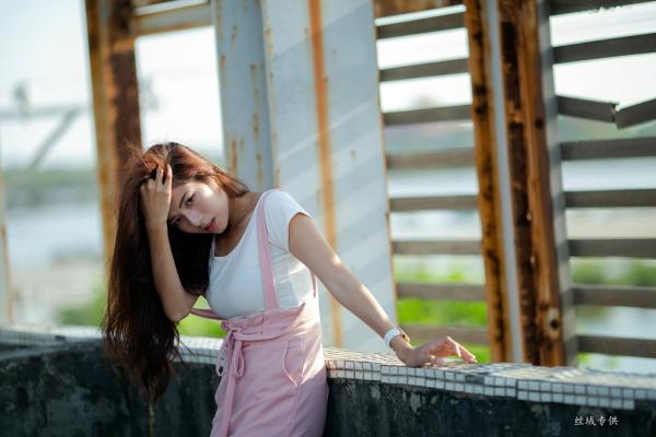 方唯真 Chubby唯真  台湾正妹_ 方唯真《吊带裤+校服系列》清新户外治愈写真，青春元气少女制服诱惑，气质甜美迷人，[63P]第15张图片