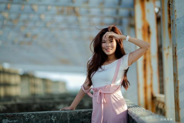 方唯真 Chubby唯真  台湾正妹_ 方唯真《吊带裤+校服系列》清新户外治愈写真，青春元气少女制服诱惑，气质甜美迷人，[63P]第17张图片