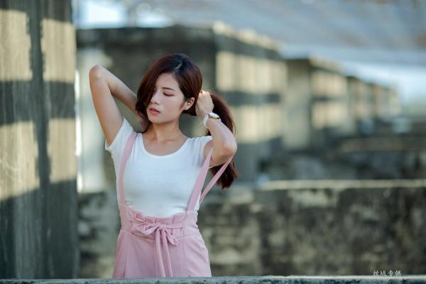 方唯真 Chubby唯真  台湾正妹_ 方唯真《吊带裤+校服系列》清新户外治愈写真，青春元气少女制服诱惑，气质甜美迷人，[63P]第24张图片