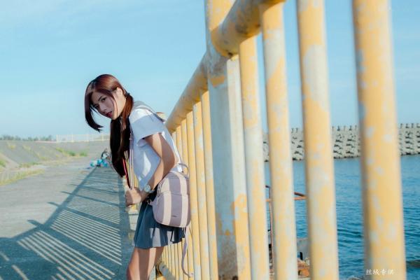 方唯真 Chubby唯真  台湾正妹_ 方唯真《吊带裤+校服系列》清新户外治愈写真，青春元气少女制服诱惑，气质甜美迷人，[63P]第29张图片