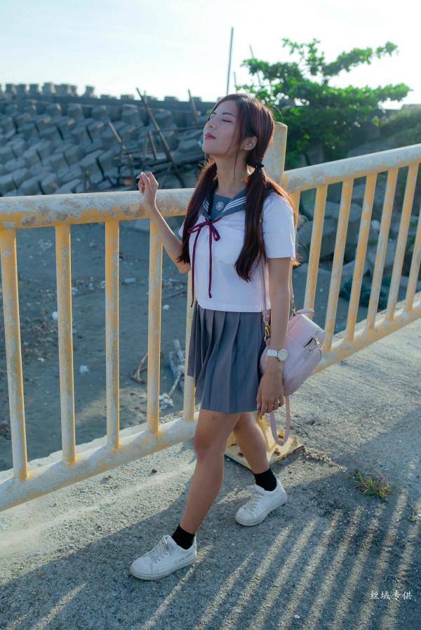 方唯真 Chubby唯真  台湾正妹_ 方唯真《吊带裤+校服系列》清新户外治愈写真，青春元气少女制服诱惑，气质甜美迷人，[63P]第32张图片