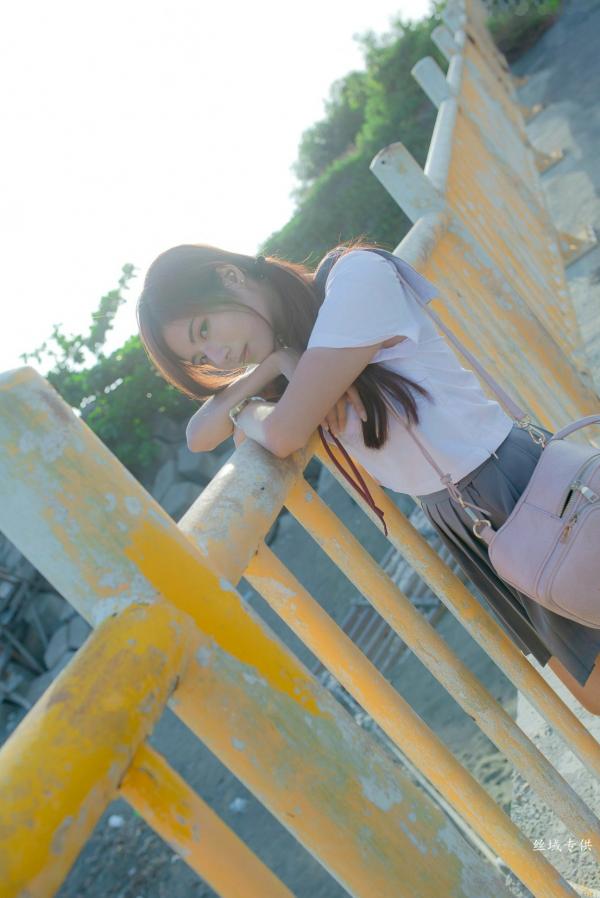 方唯真 Chubby唯真  台湾正妹_ 方唯真《吊带裤+校服系列》清新户外治愈写真，青春元气少女制服诱惑，气质甜美迷人，[63P]第33张图片