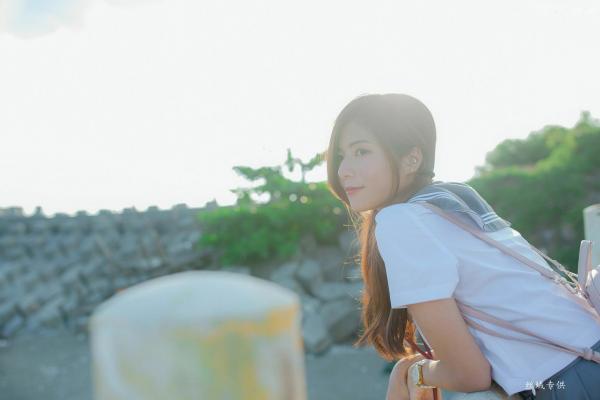 方唯真 Chubby唯真  台湾正妹_ 方唯真《吊带裤+校服系列》清新户外治愈写真，青春元气少女制服诱惑，气质甜美迷人，[63P]第36张图片