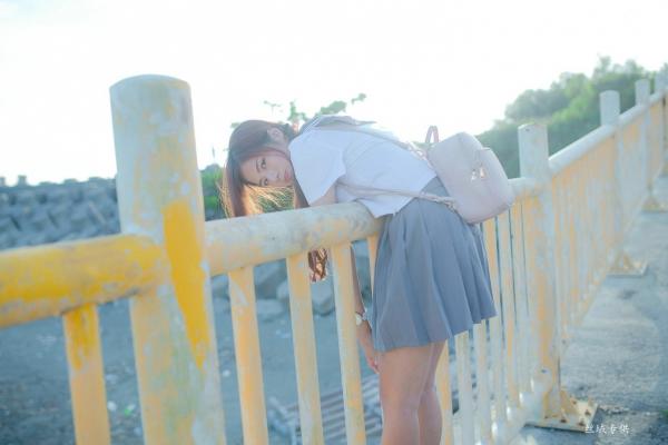方唯真 Chubby唯真  台湾正妹_ 方唯真《吊带裤+校服系列》清新户外治愈写真，青春元气少女制服诱惑，气质甜美迷人，[63P]第37张图片