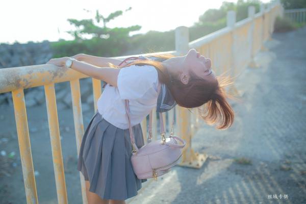 方唯真 Chubby唯真  台湾正妹_ 方唯真《吊带裤+校服系列》清新户外治愈写真，青春元气少女制服诱惑，气质甜美迷人，[63P]第40张图片