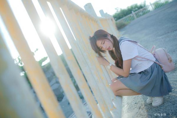 方唯真 Chubby唯真  台湾正妹_ 方唯真《吊带裤+校服系列》清新户外治愈写真，青春元气少女制服诱惑，气质甜美迷人，[63P]第43张图片