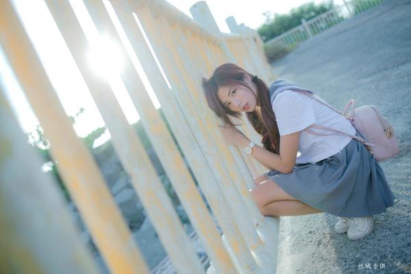 方唯真 Chubby唯真  台湾正妹_ 方唯真《吊带裤+校服系列》清新户外治愈写真，青春元气少女制服诱惑，气质甜美迷人，[63P]第44张图片