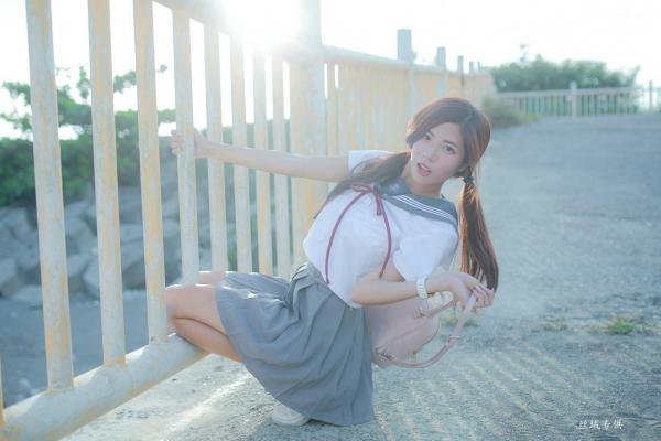 方唯真 Chubby唯真  台湾正妹_ 方唯真《吊带裤+校服系列》清新户外治愈写真，青春元气少女制服诱惑，气质甜美迷人，[63P]第46张图片