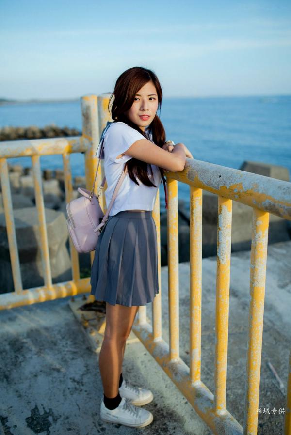 方唯真 Chubby唯真  台湾正妹_ 方唯真《吊带裤+校服系列》清新户外治愈写真，青春元气少女制服诱惑，气质甜美迷人，[63P]第51张图片