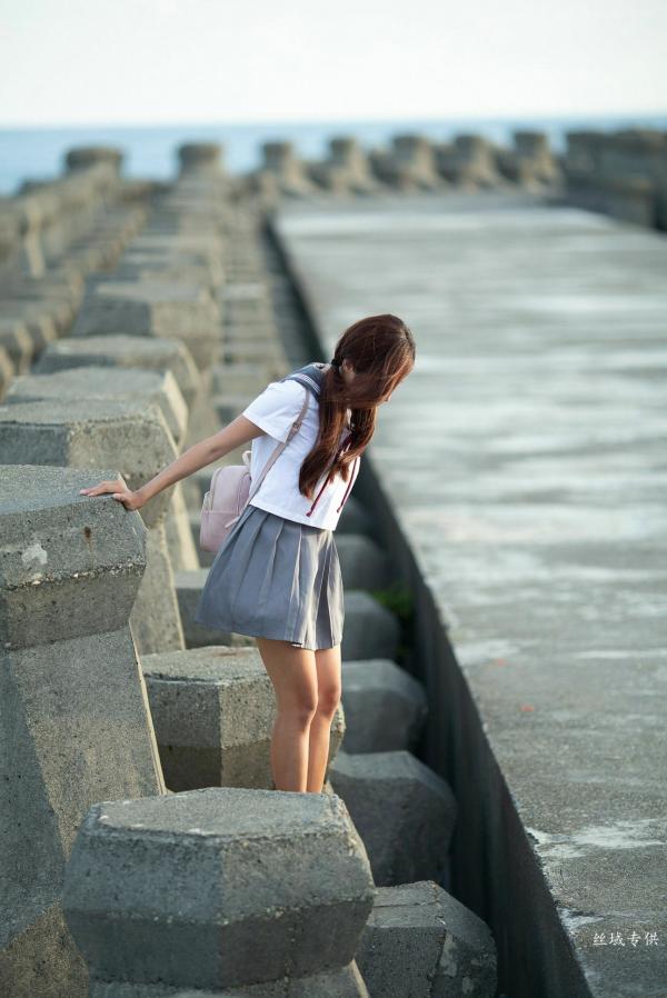 方唯真 Chubby唯真  台湾正妹_ 方唯真《吊带裤+校服系列》清新户外治愈写真，青春元气少女制服诱惑，气质甜美迷人，[63P]第52张图片