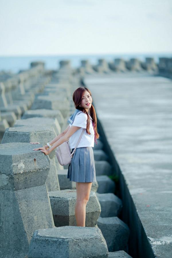 方唯真 Chubby唯真  台湾正妹_ 方唯真《吊带裤+校服系列》清新户外治愈写真，青春元气少女制服诱惑，气质甜美迷人，[63P]第53张图片