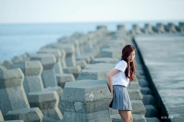 方唯真 Chubby唯真  台湾正妹_ 方唯真《吊带裤+校服系列》清新户外治愈写真，青春元气少女制服诱惑，气质甜美迷人，[63P]第54张图片