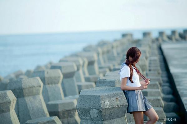 方唯真 Chubby唯真  台湾正妹_ 方唯真《吊带裤+校服系列》清新户外治愈写真，青春元气少女制服诱惑，气质甜美迷人，[63P]第57张图片