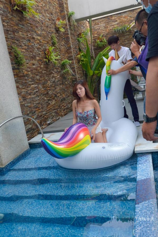 方唯真 Chubby唯真  台湾正妹方唯真：全套浴室私房写真，浴巾包裹下的清新纯欲，展现柔美气质第1张图片