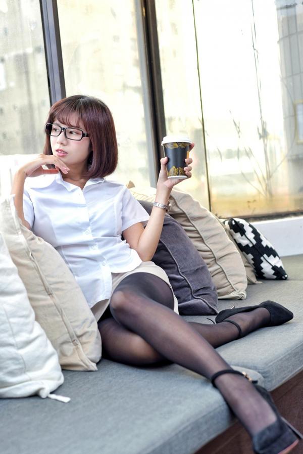 方唯真 Chubby唯真  台湾正妹方唯真《OL黑丝短发美女》居家睡衣与职场干练风写真，气质女神绝美演绎第18张图片
