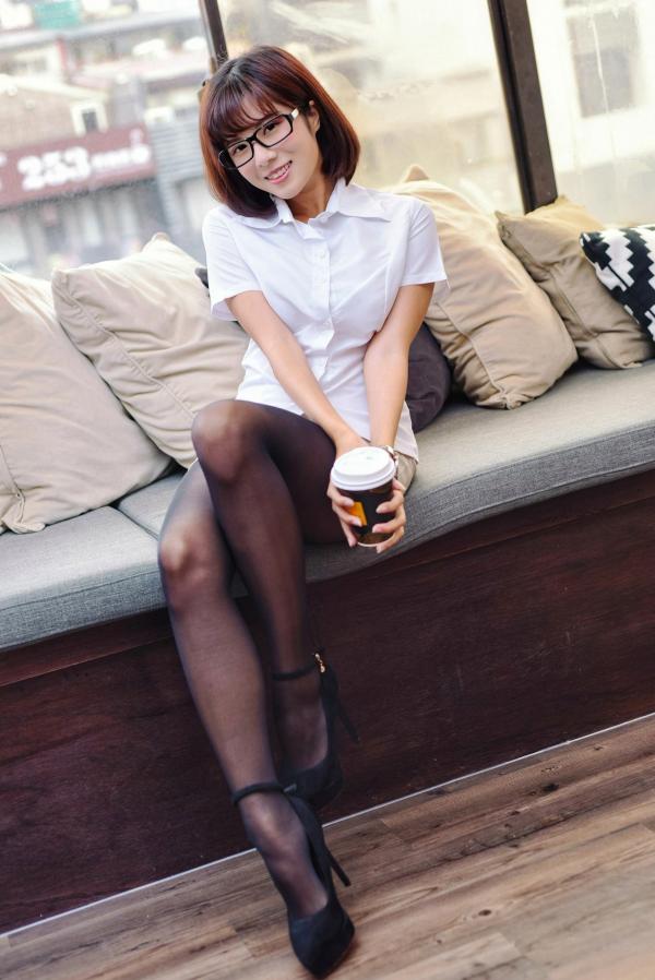 方唯真 Chubby唯真  台湾正妹方唯真《OL黑丝短发美女》居家睡衣与职场干练风写真，气质女神绝美演绎第22张图片