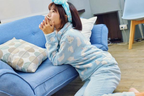 方唯真 Chubby唯真  台湾正妹方唯真《OL黑丝短发美女》居家睡衣与职场干练风写真，气质女神绝美演绎第24张图片