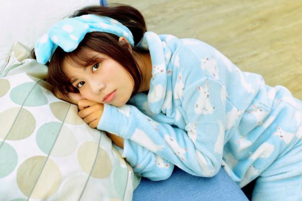 方唯真 Chubby唯真  台湾正妹方唯真《OL黑丝短发美女》居家睡衣与职场干练风写真，气质女神绝美演绎第25张图片