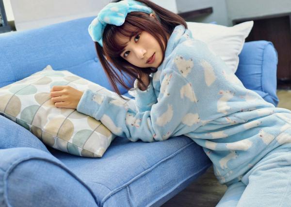 方唯真 Chubby唯真  台湾正妹方唯真《OL黑丝短发美女》居家睡衣与职场干练风写真，气质女神绝美演绎第26张图片