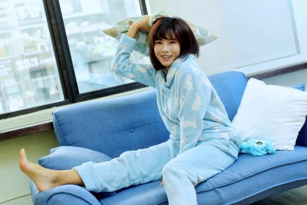 方唯真 Chubby唯真  台湾正妹方唯真《OL黑丝短发美女》居家睡衣与职场干练风写真，气质女神绝美演绎第28张图片
