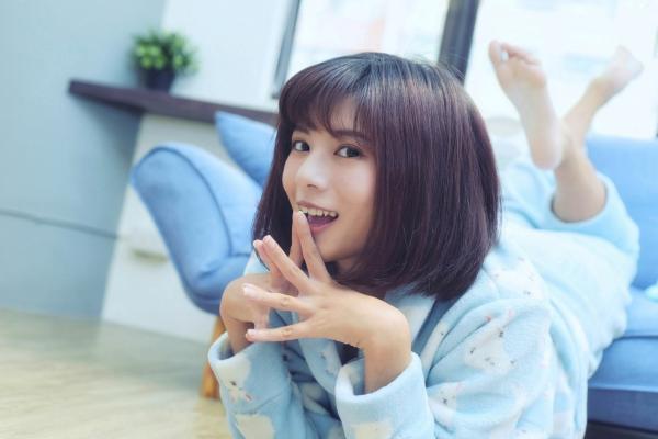 方唯真 Chubby唯真  台湾正妹方唯真《OL黑丝短发美女》居家睡衣与职场干练风写真，气质女神绝美演绎第29张图片