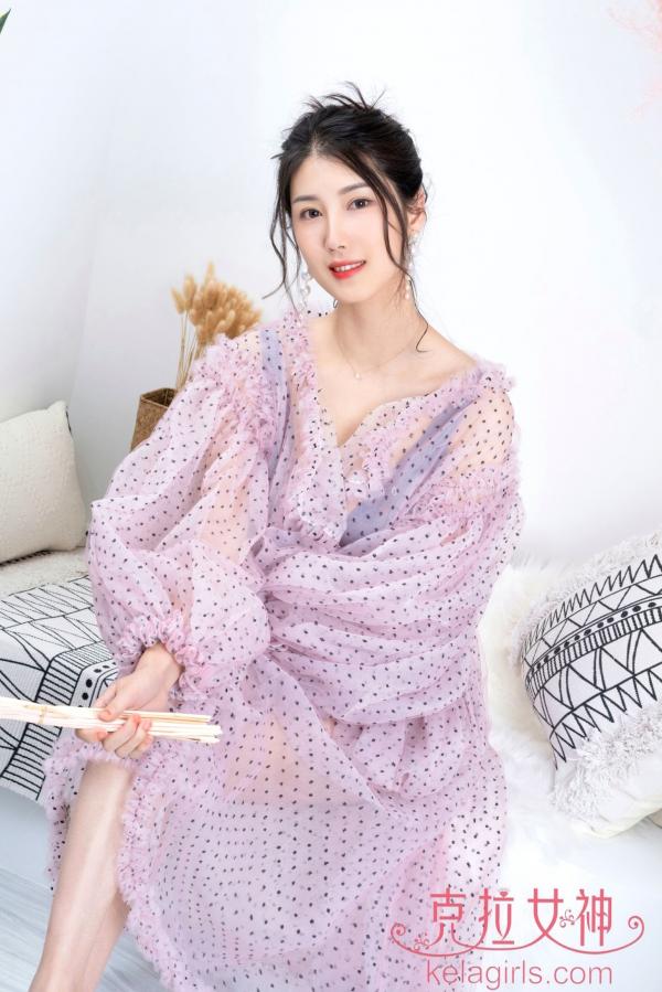 王睿   KelaGirls克拉女神-2020.07.10-王睿-《艳紫芬芳》室内私房写真，身穿波点轻纱透视装，演绎温柔气质居家风，尽显曼妙身姿第1张图片