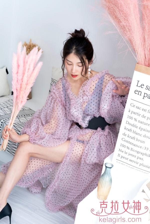 王睿   KelaGirls克拉女神-2020.07.10-王睿-《艳紫芬芳》室内私房写真，身穿波点轻纱透视装，演绎温柔气质居家风，尽显曼妙身姿第3张图片